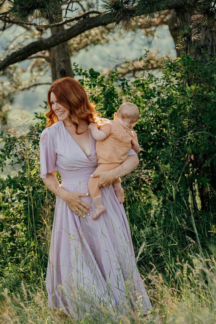 Anyuka babájával orgona színű klasszikus pörgős ruhában. A babán karamell színű romper.