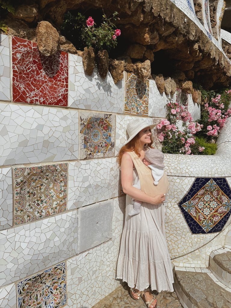 Barcelona anyuka virágokkal, babáját hordozva